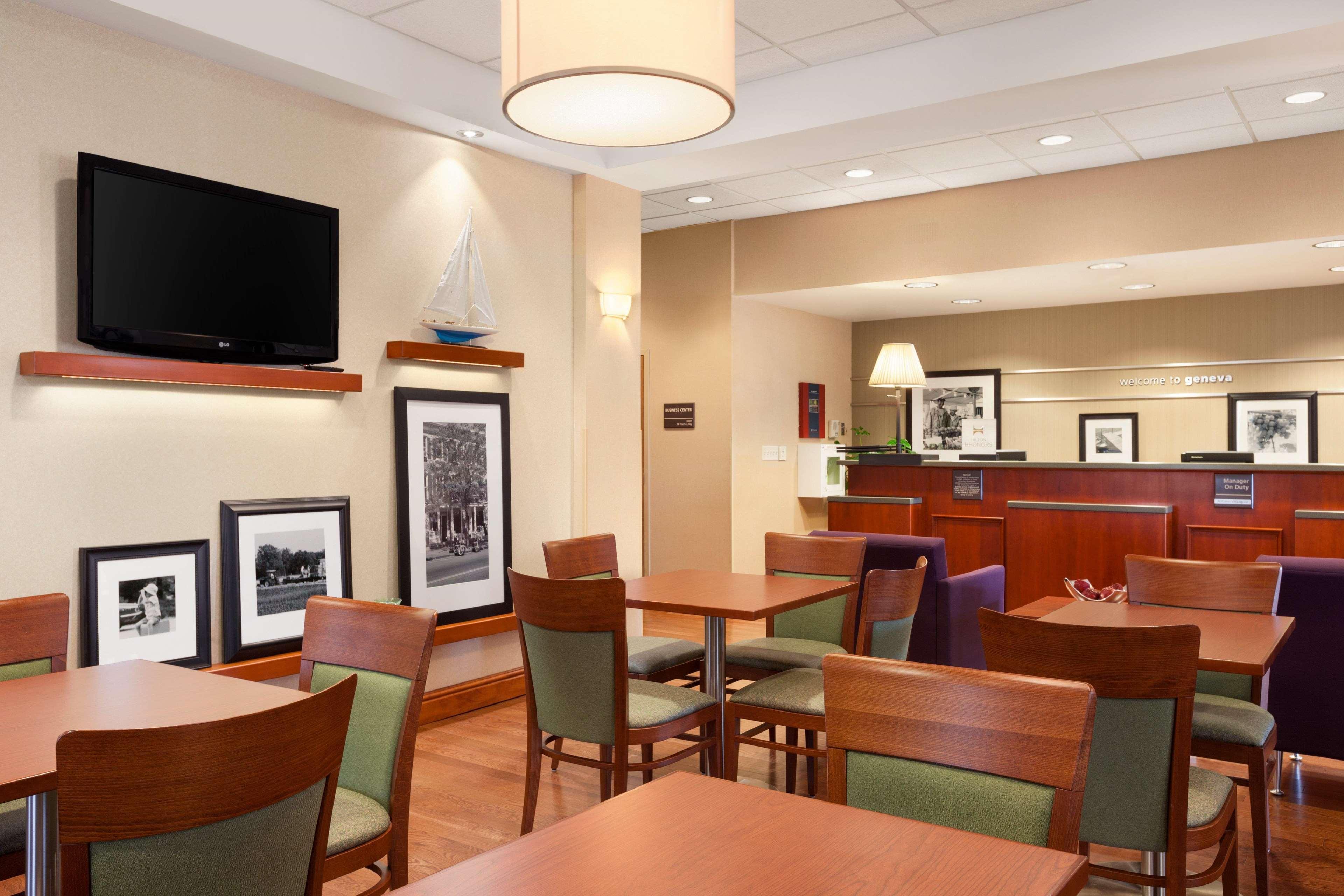 Hampton Inn Geneva Exterior photo